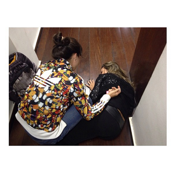 Fernanda Souza cai em camarim durante apresentação de peça e publica foto no Instagram