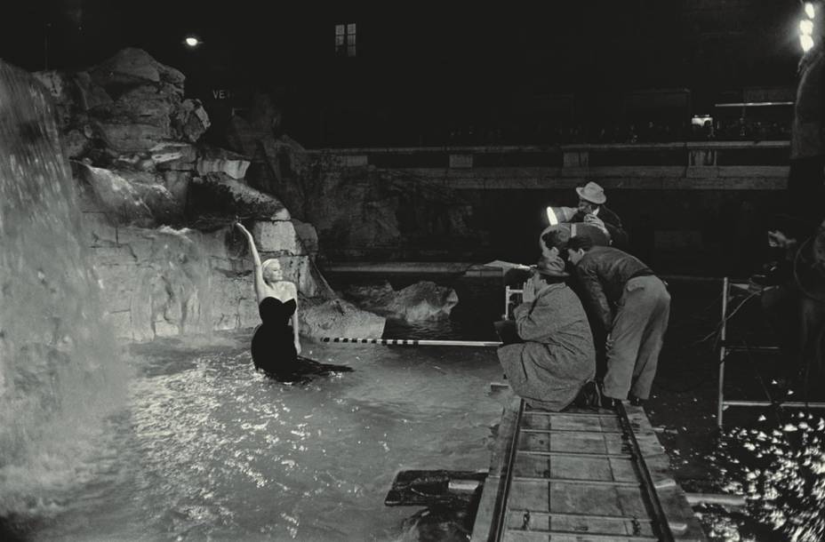 Anita Ekberg na famosa cena na Fontana di Trevi em A Doce Vida: núcleo dedicado às mulheres Anita Ekberg na famosa cena na Fontana di Trevi em A Doce Vida: núcleo dedicado às mulheres