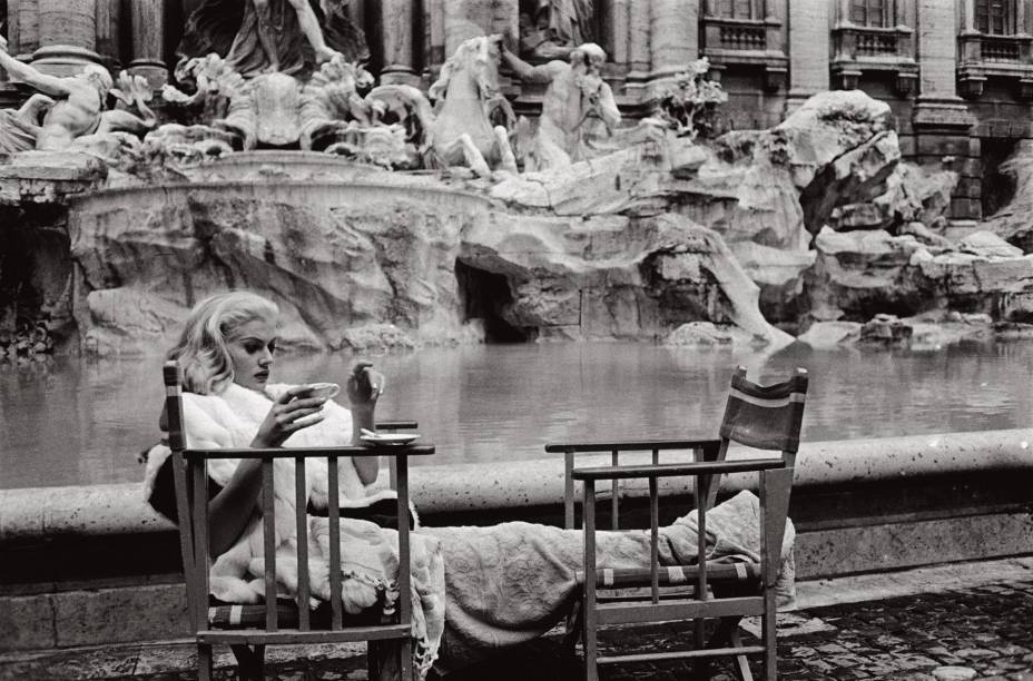 Anita Ekberg na exposição Tutto Fellini: a musa descansa durante a filmagem de A Doce Vida Anita Ekberg na exposição Tutto Fellini: a musa descansa durante a filmagem de A Doce Vida