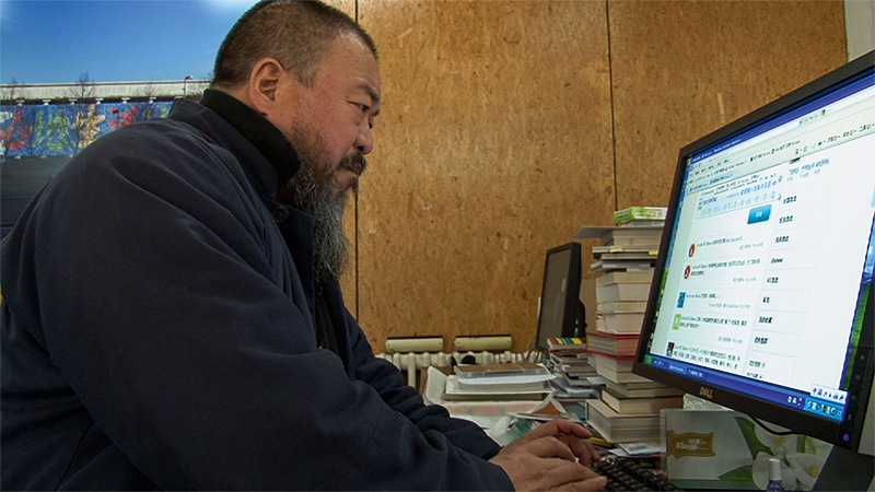 Ai Weiwei — Sem Perdão: Ai Weiwei ficou famoso mundialmente por combater a censura por meio de um blog e do Twitter Ai Weiwei — Sem Perdão: Ai Weiwei ficou famoso mundialmente por combater a censura por meio de um blog e do Twitter