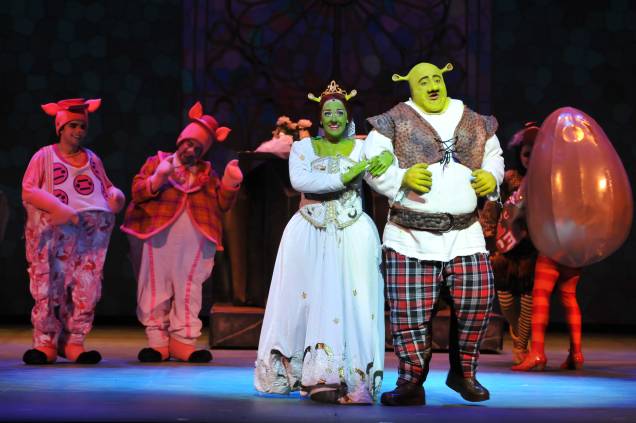 Giulia Nadruz e Diego Luri vivem o par romântico improvável de Shrek, o Musical Giulia Nadruz e Diego Luri vivem o par romântico improvável de Shrek, o Musical