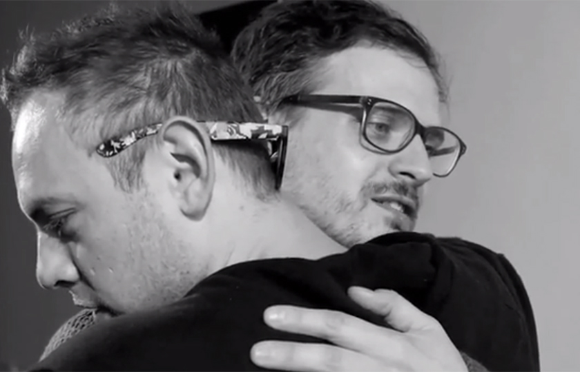 Vídeo propõe abraço entre gays e homofóbicos; confira o resultado