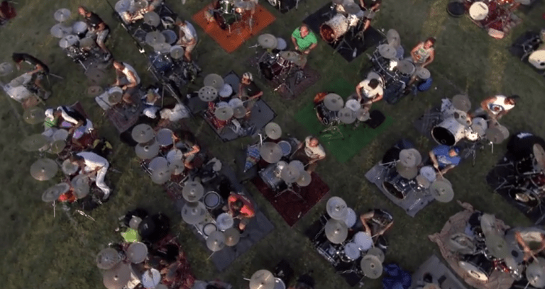 1000 músicos executam faixa do Foo Fighters para um show da banda na Itália; assista