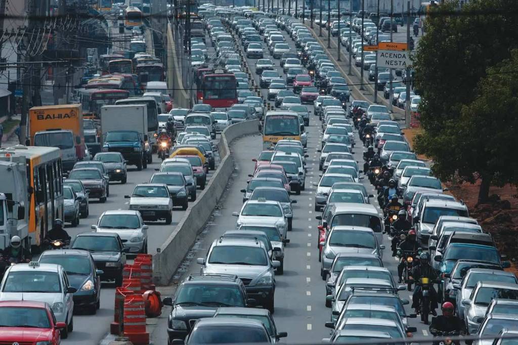 Prefeitura suspende rodízio de carros e caminhões após protestos em terminais