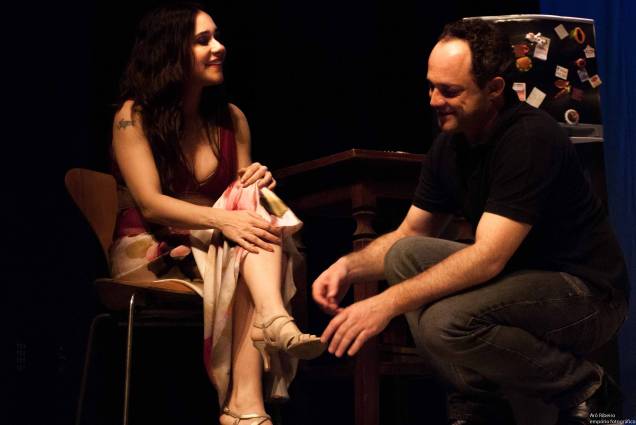 Cena da peça A Propósito de Senhorita Júlia, com Alessandra Negrini e Eucir de Souza Cena da peça A Propósito de Senhorita Júlia, com Alessandra Negrini e Eucir de Souza