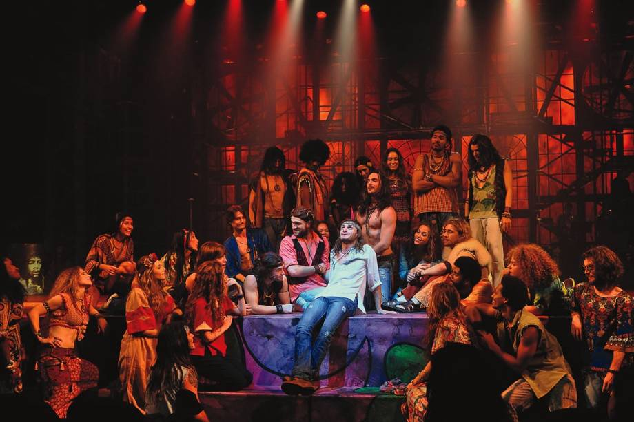 Elenco expressivo: trinta atores cantam e dançam com técnica e afinação Elenco expressivo: trinta atores cantam e dançam com técnica e afinação