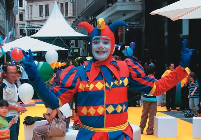 O palhaço Koringa, anfitrião do evento: oportunidade para se divertir na rua O palhaço Koringa, anfitrião do evento: oportunidade para se divertir na rua