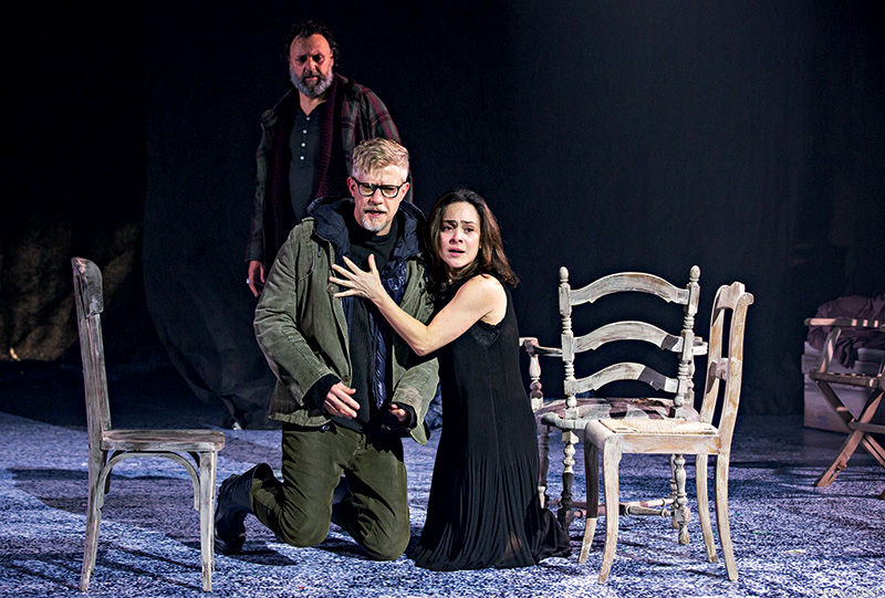 Baskerville, Suchara e Gabriela: encenação cuidadosa Baskerville, Suchara e Gabriela: encenação cuidadosa