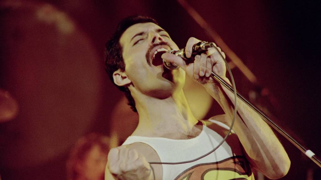 Cinebiografia de Freddy Mercury será escrita, dirigida e estrelada por um famoso comediante