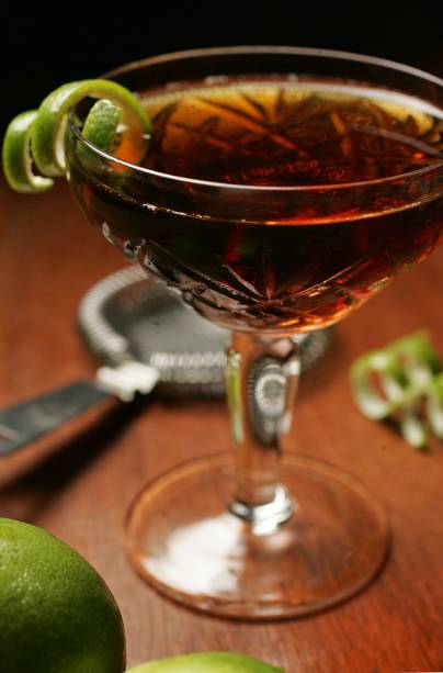 O drinque duco leva cachaça mais licor e bitter de café O drinque duco leva cachaça mais licor e bitter de café