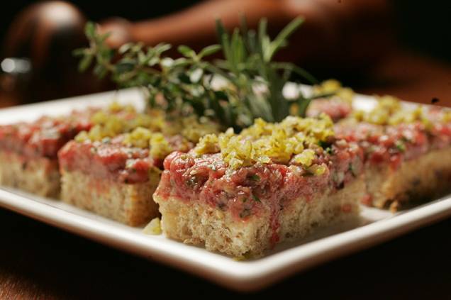 Os canapés de steak tartare são uma das poucas opções para petiscar Os canapés de steak tartare são uma das poucas opções para petiscar