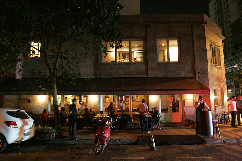 O Flâner fica instalado no 1º piso do restaurante Le French O Flâner fica instalado no 1º piso do restaurante Le French