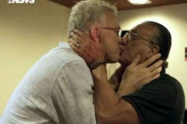 Galvão dá selinho em Pedro Bial e momento vira piada na internet; confira a repercussão