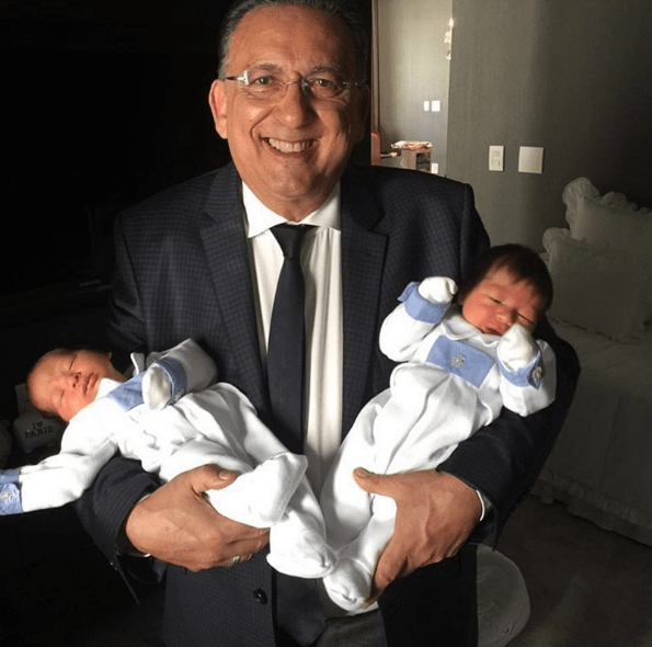 Galvão Bueno divulga registro fofo dos netos gêmeos em rede social
