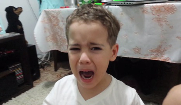 Ao ouvir o nome do programa ‘Zorra Total’, garotinho começa a chorar e vira hit na internet