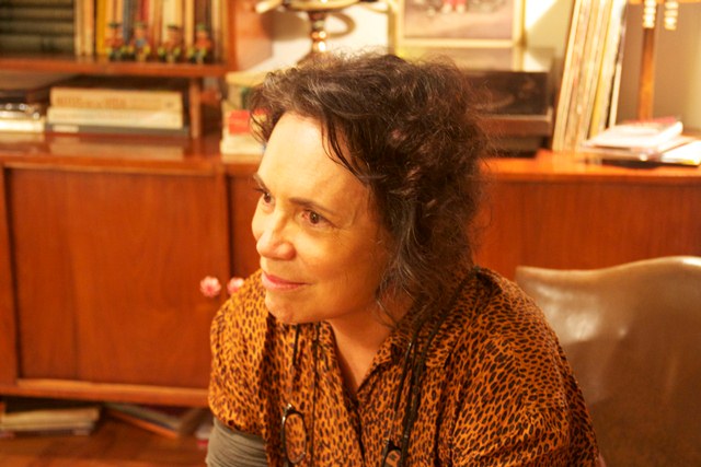 Regina Duarte como Gloria Polk, uma escritora decadente e amarga Regina Duarte como Gloria Polk, uma escritora decadente e amarga