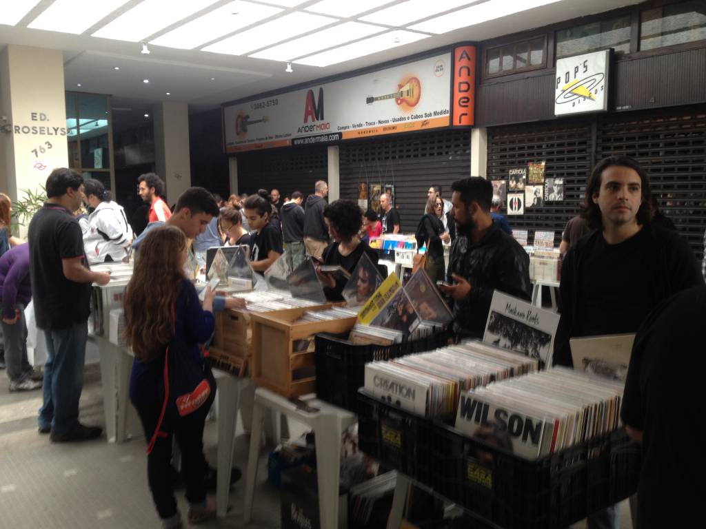 Garimpamos vinis novos, raridades e clássicos bregas e cults em feira de discos
