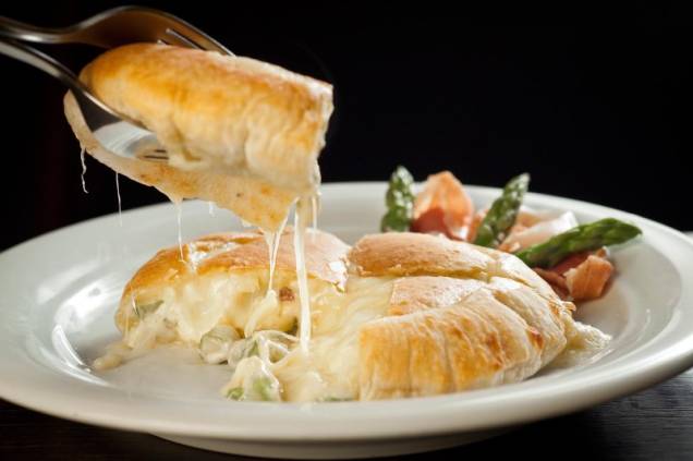 Panino de presunto de Parma, queijo brie e aspargo Panino de presunto de Parma, queijo brie e aspargo