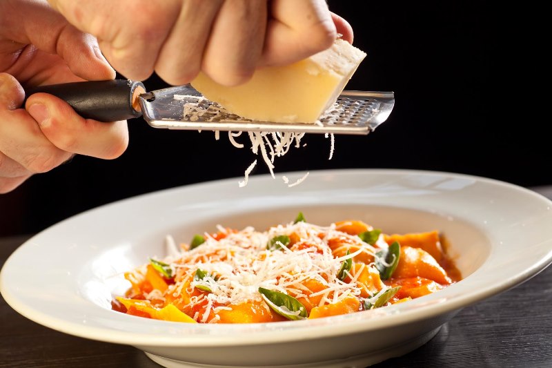 Raviolini de mussarela de búfala ao molho de tomate fresco e manjericão