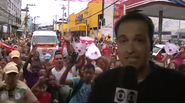 Repórter da Globo é obrigado a interromper transmissão da tocha olímpica em Caxias