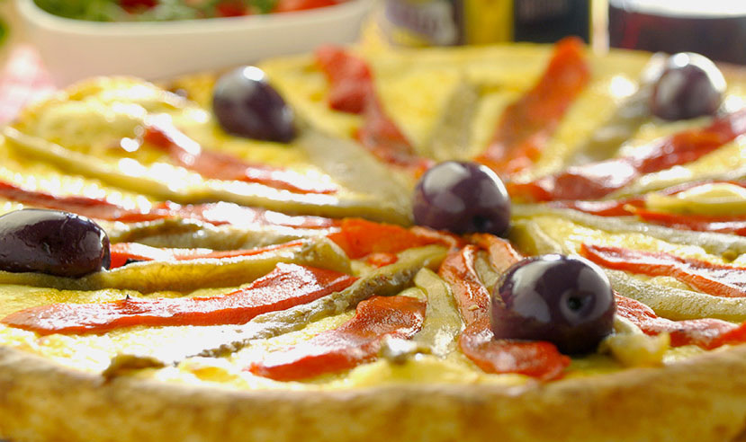 Pizza de mussarela, berinjela e pimentão em tiras ao alho