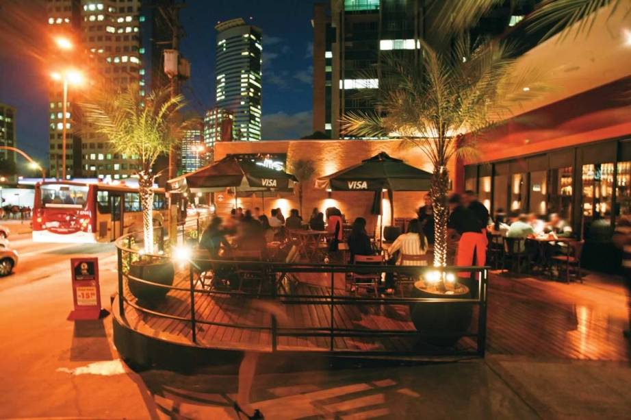 Bolinho de arroz servido com molho de feijão mais pimenta dedo-de-moça Bolinho de arroz servido com molho de feijão mais pimenta dedo-de-moça