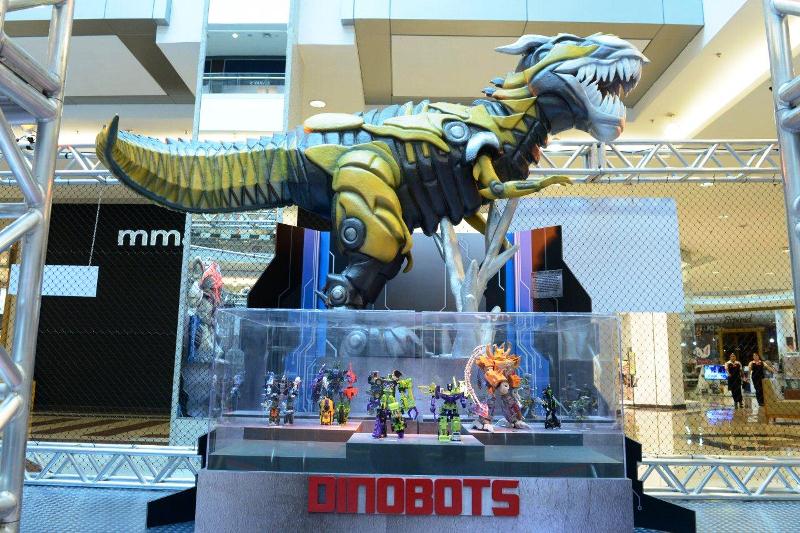 Em um dos espaços, a garotada encontra Grimlock, com 2 metros de altura.