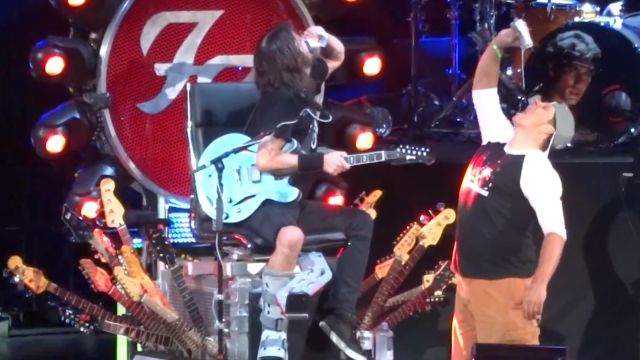 Dave Grohl interrompe show do Foo Fighters para tomar cerveja com fã aniversariante