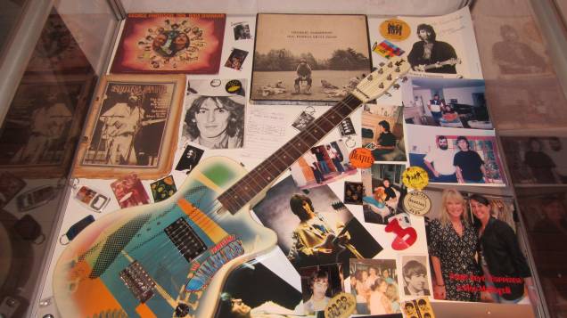 Guitarra Gretsch, modelo Traveling Wilburys, edição limitada exatamente igual a usada por George Harrison Guitarra Gretsch, modelo Traveling Wilburys, edição limitada exatamente igual a usada por George Harrison