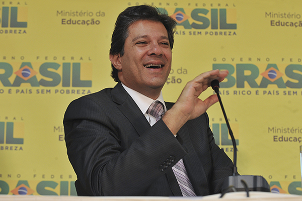 Haddad ironiza homem que o abordou para criticar ciclovias
