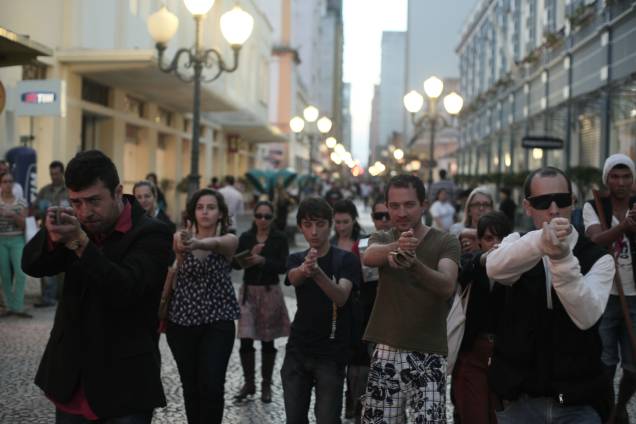 Peça "Hasard" é uma intervenção urbana nas ruas do Centro de São Paulo que conta com a interação do público Peça "Hasard" é uma intervenção urbana nas ruas do Centro de São Paulo que conta com a interação do público