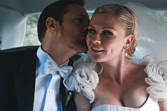 Alexander Skarsgard e Kirsten Dunst: festa de casamento é retratada na primeira parte do drama Melancolia Alexander Skarsgard e Kirsten Dunst: festa de casamento é retratada na primeira parte do drama Melancolia