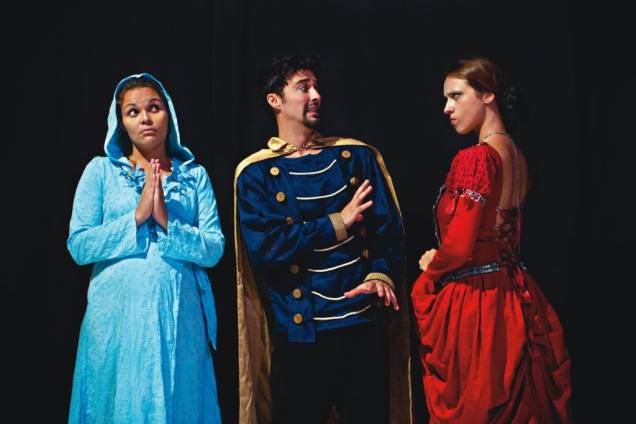 Juliana Balbino, Tiago Moraes e Gabi Cywinski estrelam a comédia Cheiro de Céu, de Mário Viana Juliana Balbino, Tiago Moraes e Gabi Cywinski estrelam a comédia Cheiro de Céu, de Mário Viana