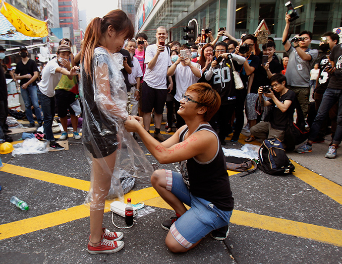 Noivo pede namorada em casamento em meio a protestos em Hong Kong e vira hit na internet; assista