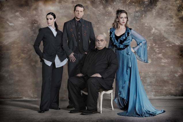 Claudinei Brandão, Marcello Airoldi, Tatiana Passarelli e Fabiana Gugli em cena de Huis Clos (Entre Quatro Paredes) Claudinei Brandão, Marcello Airoldi, Tatiana Passarelli e Fabiana Gugli em cena de Huis Clos (Entre Quatro Paredes)