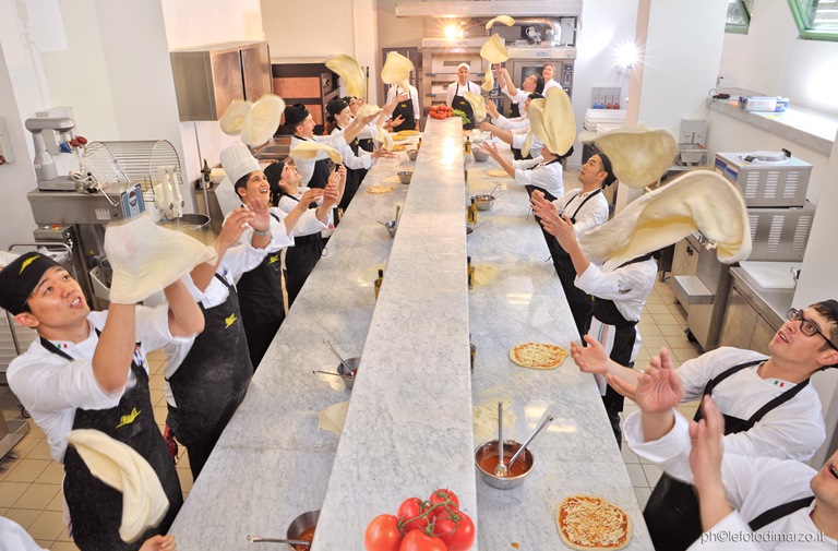 Aulas no ICIF italiano: todo mundo p&otilde;e a m&atilde;o na massa