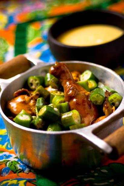 Filé-mignon salteado acompanhado de fritas e arroz Filé-mignon salteado acompanhado de fritas e arroz