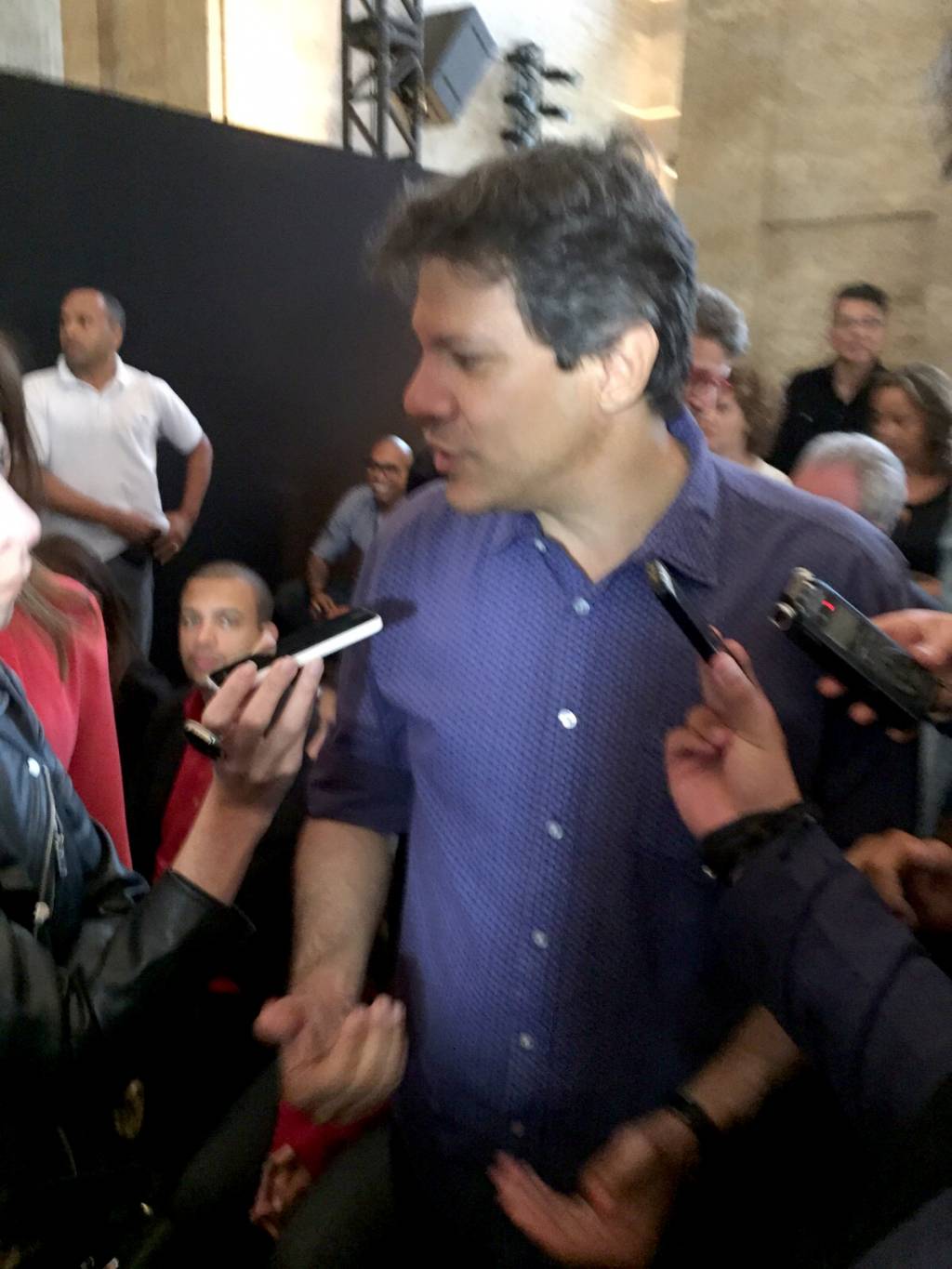 Com a presença de Fernando Haddad, Alexandre Herchcovitch desfila dentro da prefeitura