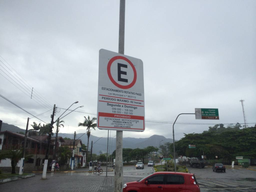 Turistas pagam dia e noite para estacionar nas ruas de Ubatuba