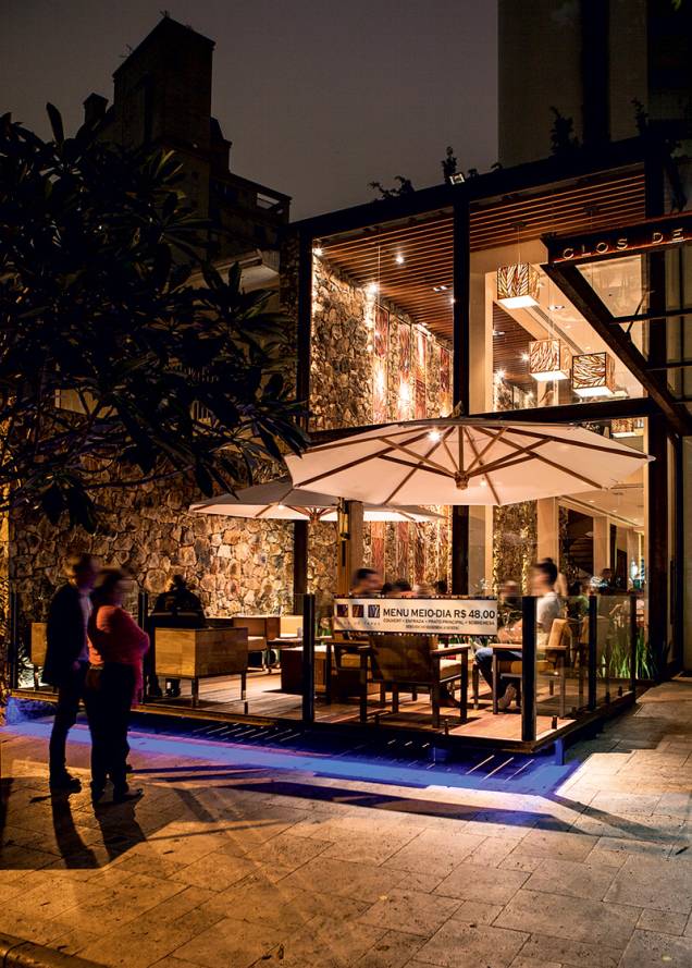 Casual chique: o deque de madeira dá o clima de lounge Casual chique: o deque de madeira dá o clima de lounge