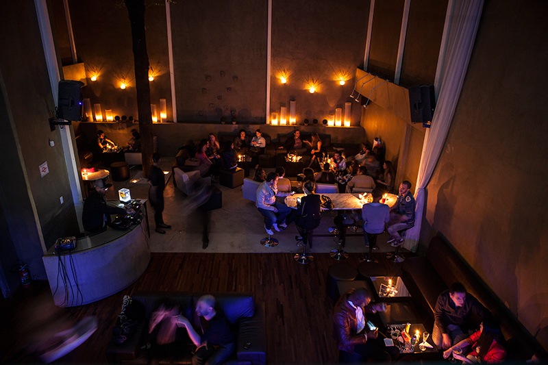 O escuro ambiente: frequentado por uma moçada na faixa dos 25 anos O escuro ambiente: frequentado por uma moçada na faixa dos 25 anos