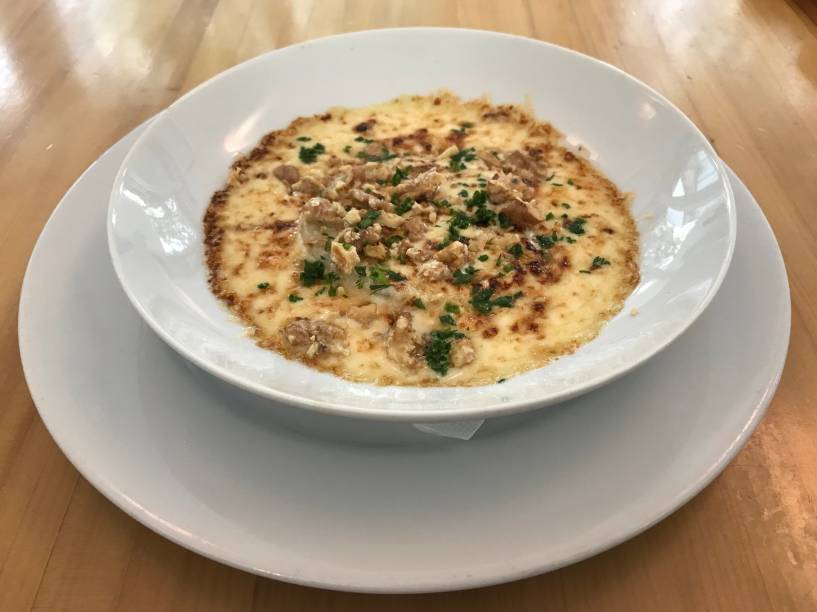 Temporada de alcachofras: em versão gratinada, aparece com creme de leite, parmesão e nozes Temporada de alcachofras: em versão gratinada, aparece com creme de leite, parmesão e nozes