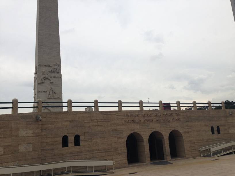 O local presta uma homenagem aos soldados mortos durante a revolta paulista por uma nova constituição