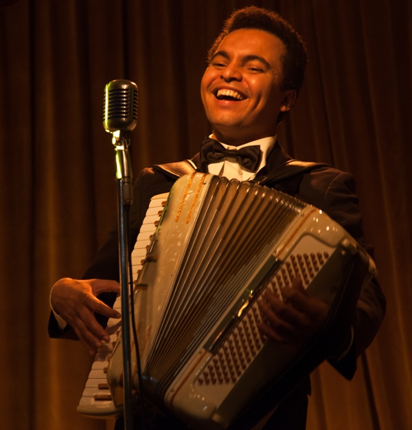 Gonzaga - De Pai pra Filho: sanfoneiro Chambinho do Acordeon interpreta Luiz Gonzaga Gonzaga - De Pai pra Filho: sanfoneiro Chambinho do Acordeon interpreta Luiz Gonzaga