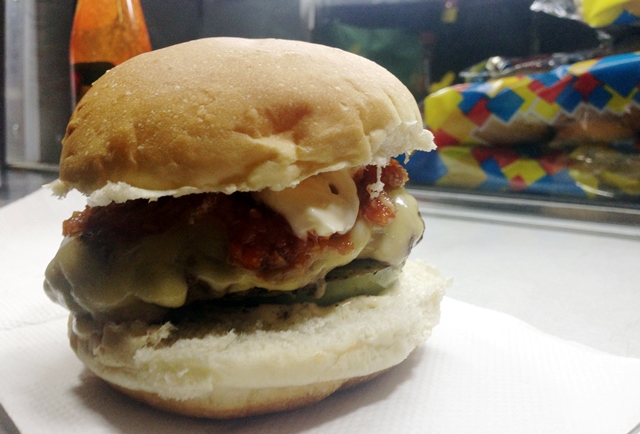 Hambúrguer, queijo prato, picles picante e tomate-verde frito