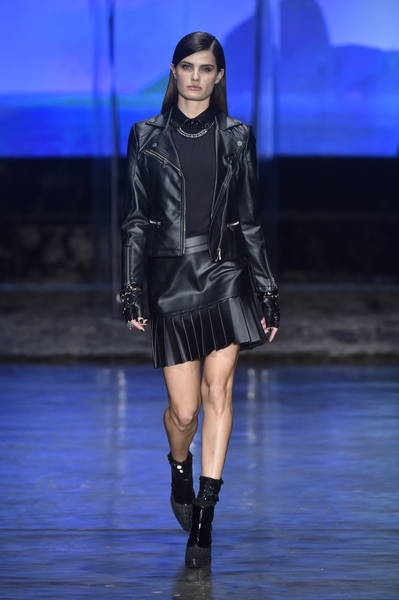 SPFW N41: Isabeli Fontana desfila para Karl Lagerfeld by Riachuelo, que vende peças após o desfile