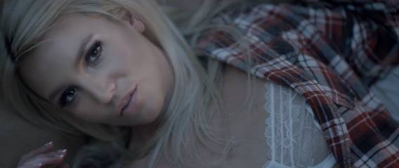 Britney Spears é amante sofredora no clipe da música ‘Perfume’