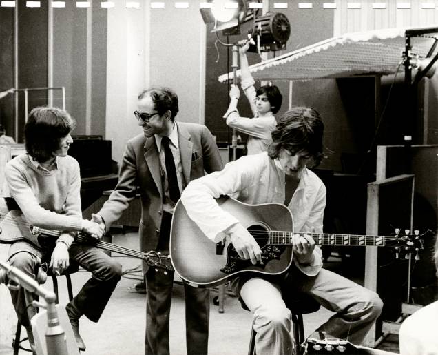 O diretor francês Jean-Luc Godard na filmagem de <em>One</em>, com Mick Jagger e Bill Wyman O diretor francês Jean-Luc Godard na filmagem de <em>One</em>, com Mick Jagger e Bill Wyman