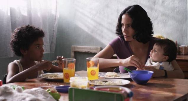 Pelo Malo: após a morte do marido, Marta (Samantha Castillo) luta para sustentar a família Pelo Malo: após a morte do marido, Marta (Samantha Castillo) luta para sustentar a família