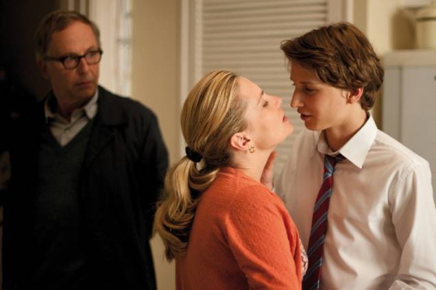 Dentro da Casa: o professor Germain (Fabrice Luchini), a mãe de seu melhor amigo Esther (Emmanuelle Seigner) e o jovem Claude (Ernst Umhauer) Dentro da Casa: o professor Germain (Fabrice Luchini), a mãe de seu melhor amigo Esther (Emmanuelle Seigner) e o jovem Claude (Ernst Umhauer)